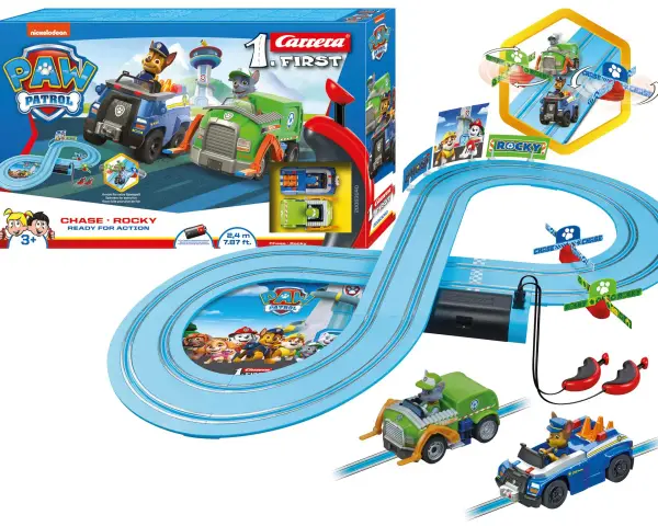 Paw Patrol bana med Chase och Rocky redo för action. Barnen kan köra sina hjältar på den blå banan.