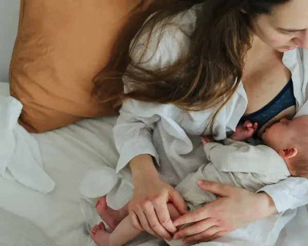 En mamma ammar sitt barn. Snart är det dags att sluta nattamma och gå vidare till nya äventyr.