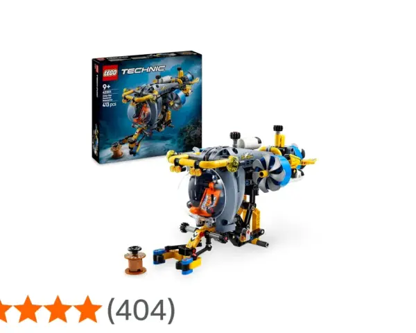 En detaljerad lego ubåt med en cockpit och propellrar, redo för djupdykning.
