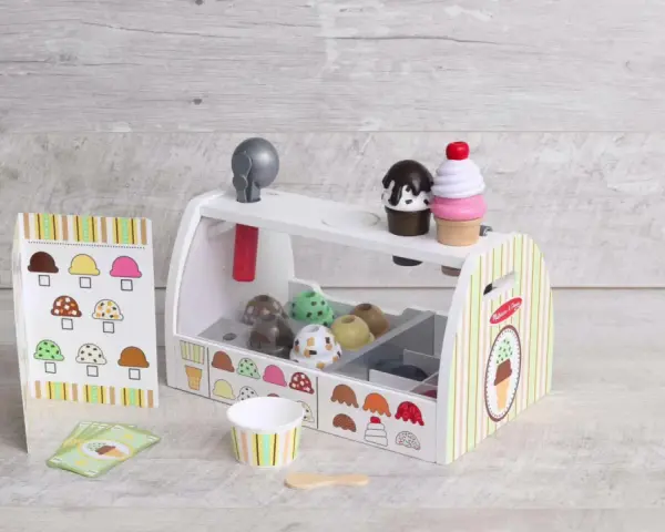 Lekfull glasskiosk från Melissa & Doug med träglassar, strut, skopa och beställningskort. Perfekt för fantasifulla lekar.