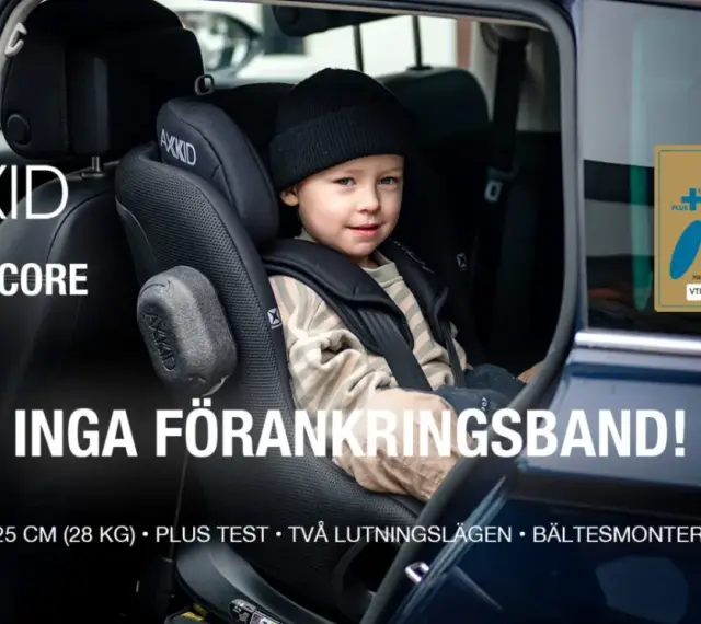 Liten pojke sitter tryggt i en AXXKID MINIKID CORE bilbarnstol, en i-size modell. Inga förankringsband behövs.
