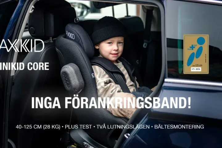Liten pojke sitter tryggt i en AXXKID MINIKID CORE bilbarnstol, en i-size modell. Inga förankringsband behövs.