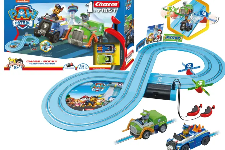 Paw Patrol bana med Chase och Rocky redo för action. Barnen kan köra sina hjältar på den blå banan.