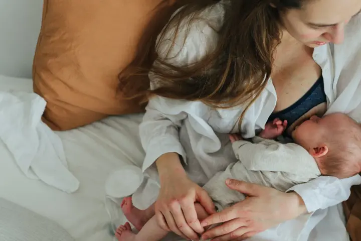 En mamma ammar sitt barn. Snart är det dags att sluta nattamma och gå vidare till nya äventyr.