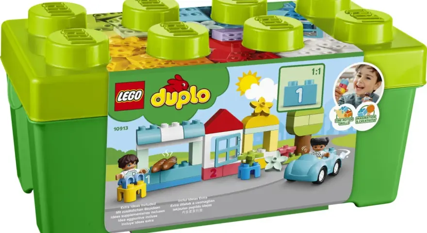 LEGO Duplo 10913 låda med byggklossar och figurer som leker i en stadsmiljö.
