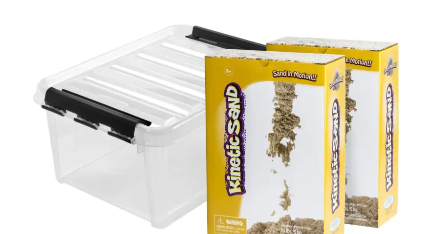 En genomskinlig förvaringslåda bredvid två lådor med kinetisk sand. Perfekt för att hålla ordning på leksakerna.