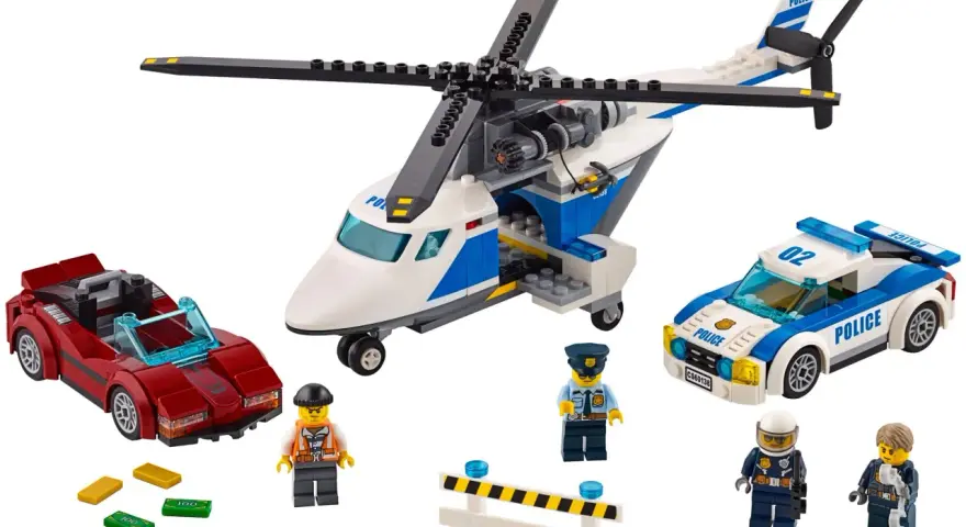 Lego City helikopter, polisbil, röd sportbil och figurer redo för action.