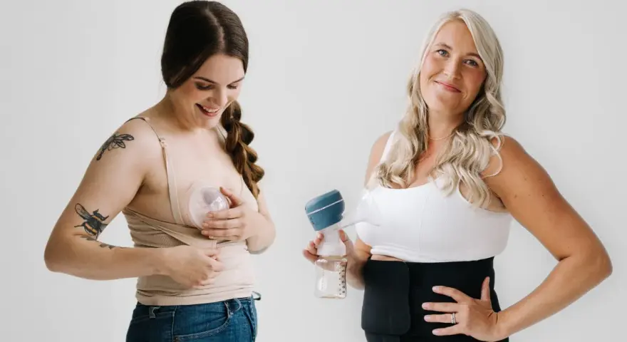 Två kvinnor visar upp sina bröstmjölksuppsamlare. Den ena har en uppsamlare på plats under kläderna, den andra håller i en pump.