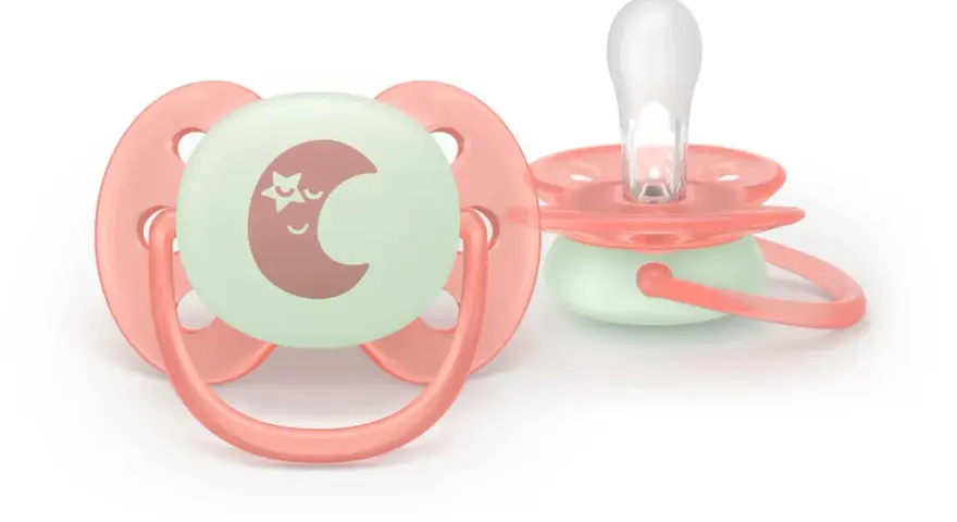 Två Philips Avent Ultra Air 0-6 månaders nappar i korallrosa med självlysande måne och stjärna.
