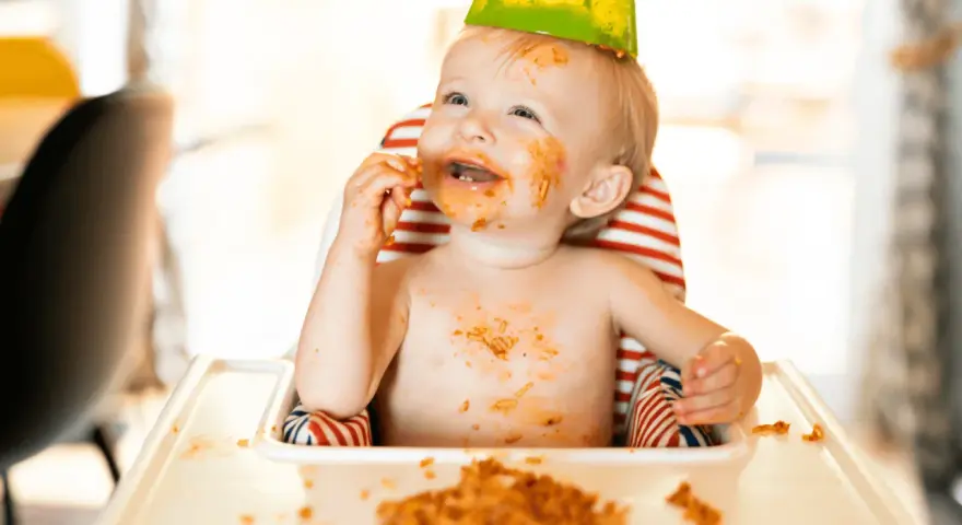 Glatt bebis med mat överallt, en festlig stund med kidsme food feeder.