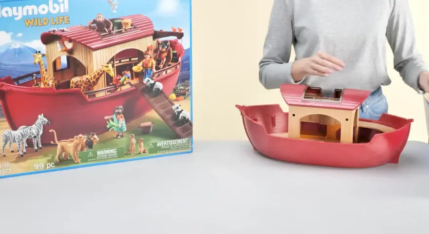 Playmobil Noaks ark med djur som lejon, zebror, giraffer och pandor. En person bygger på arken.
