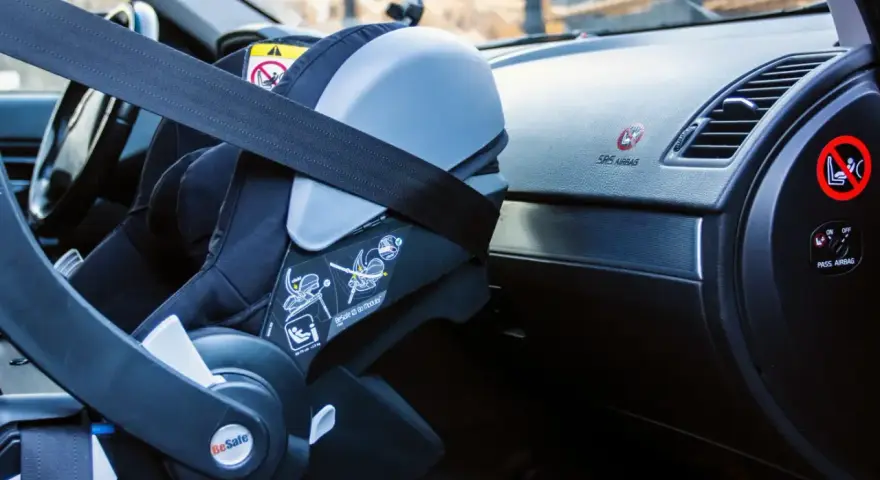 Barnstol fäst med bilens säkerhetsbälte, redo för isofix i bil.