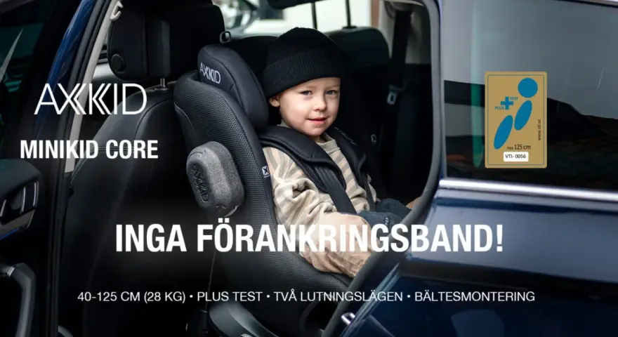 Liten pojke sitter tryggt i en AXXKID MINIKID CORE bilbarnstol, en i-size modell. Inga förankringsband behövs.