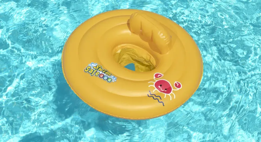 Gul badring med texten "Swim Safe" och en glad krabba flyter i klart blått poolvatten.