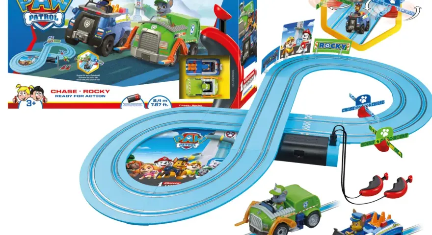 Paw Patrol bana med Chase och Rocky redo för action. Barnen kan köra sina hjältar på den blå banan.