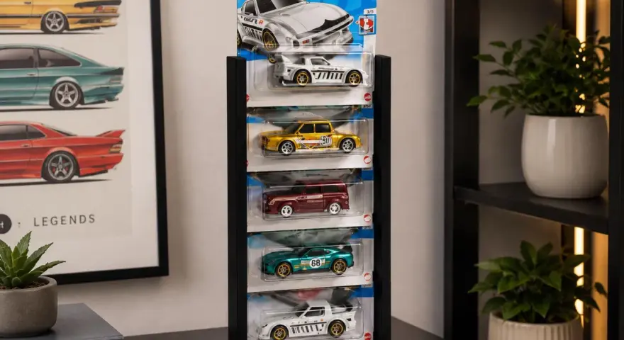 Snygg hot wheels förvaring med fem bilar i sina originalförpackningar. En vit sportbil, en gul sedan, en röd kombi, en grön sportbil och en vit racerbil.