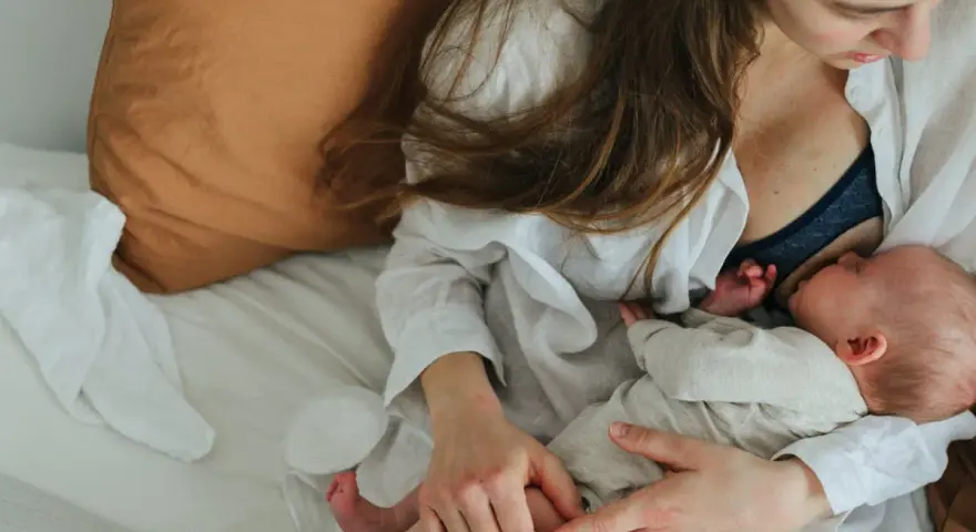 En mamma ammar sitt barn. Snart är det dags att sluta nattamma och gå vidare till nya äventyr.
