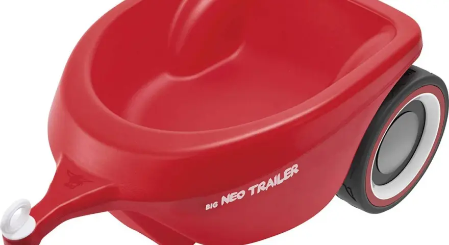 Röd BIG Neo Trailer, perfekt för att transportera leksaker eller sand. Kopplas enkelt till din Bobby Car Neo.
