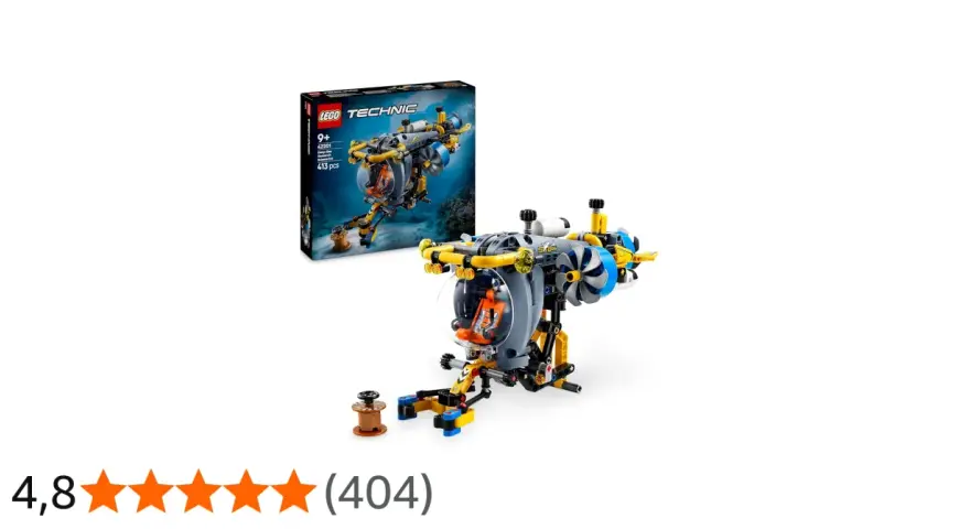 En detaljerad lego ubåt med en cockpit och propellrar, redo för djupdykning.