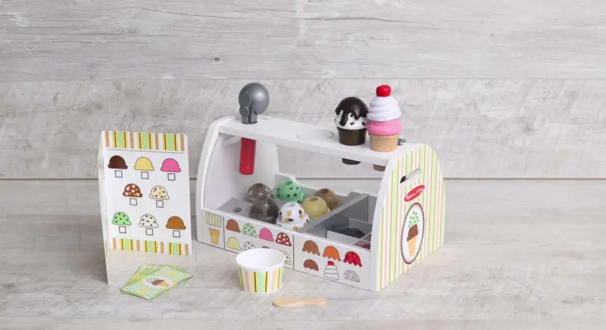 Lekfull glasskiosk från Melissa & Doug med träglassar, strut, skopa och beställningskort. Perfekt för fantasifulla lekar.
