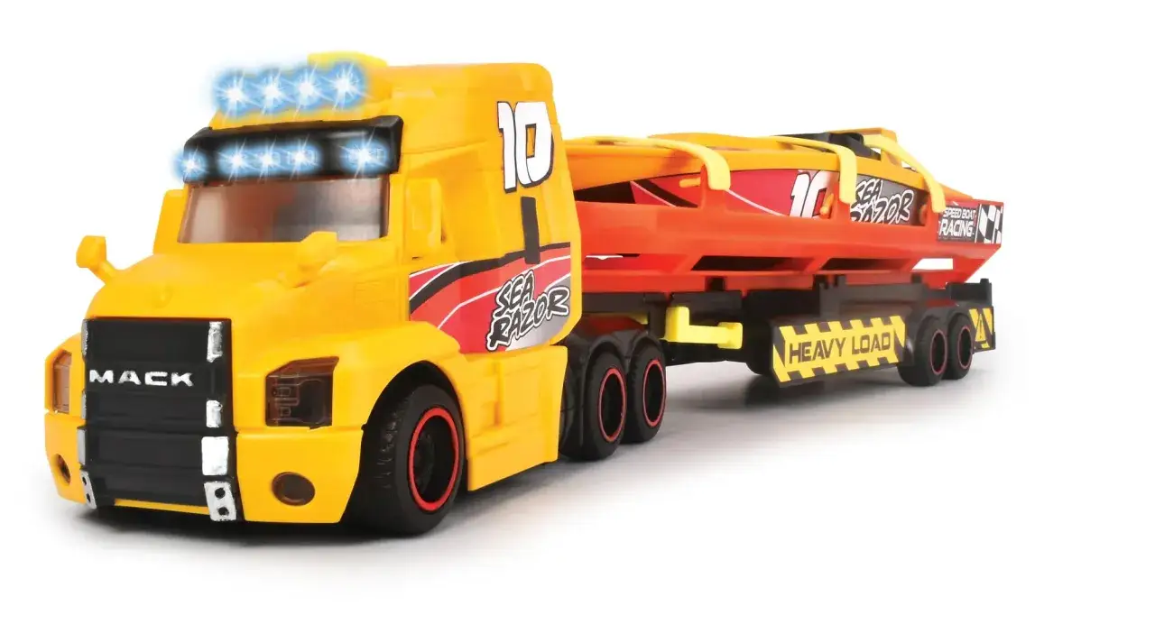 Gul stor lastbil med släp leksak som transporterar en orange speedbåt. Lastbilen har texten