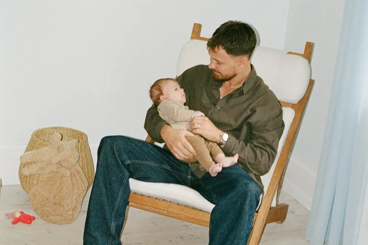 Pappa tr&ouml;star bebis som har ont i magen.