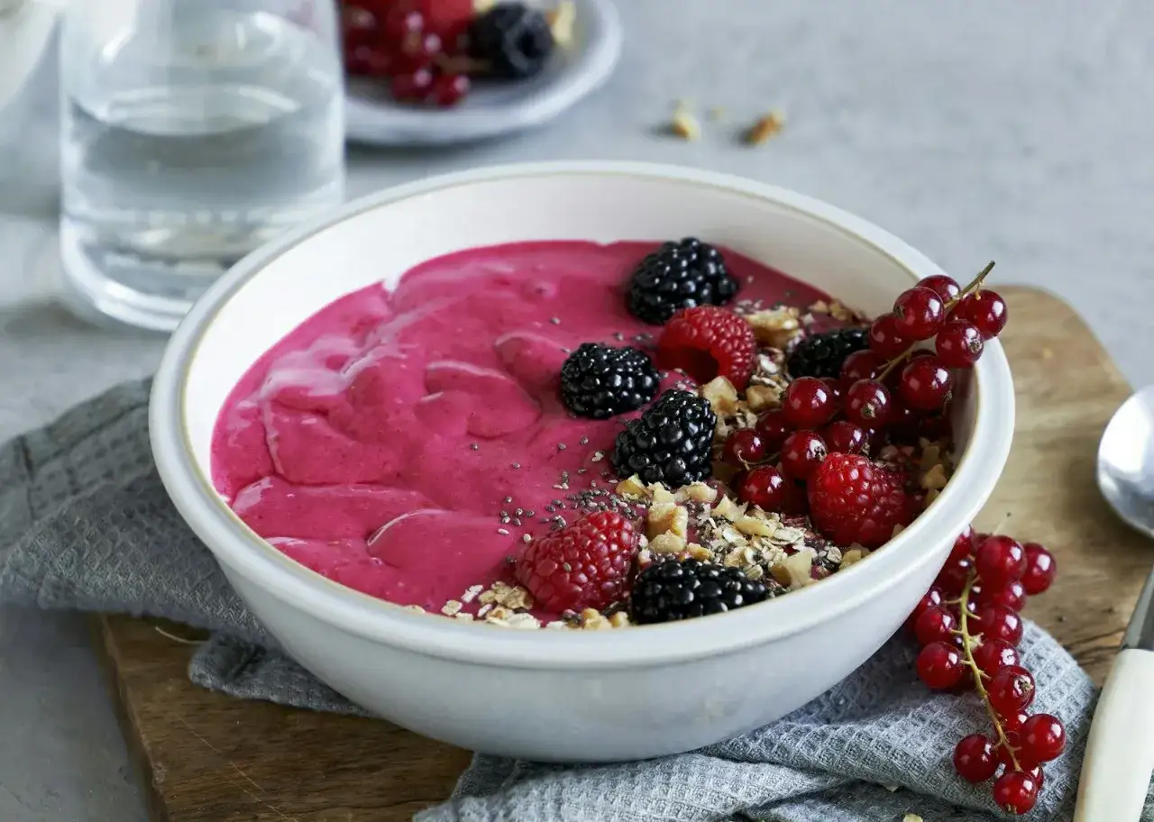 En h&auml;rlig smoothie bowl med b&auml;r, n&ouml;tter och havregryn, perfekt som mellanm&aring;l f&ouml;r ett 1-&aring;ring.