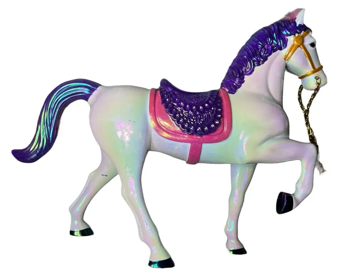 En glänsande vit häst med lila man och svans, som från en dröm om disney hästar. Den har en rosa och lila sadel och guldigt träns.