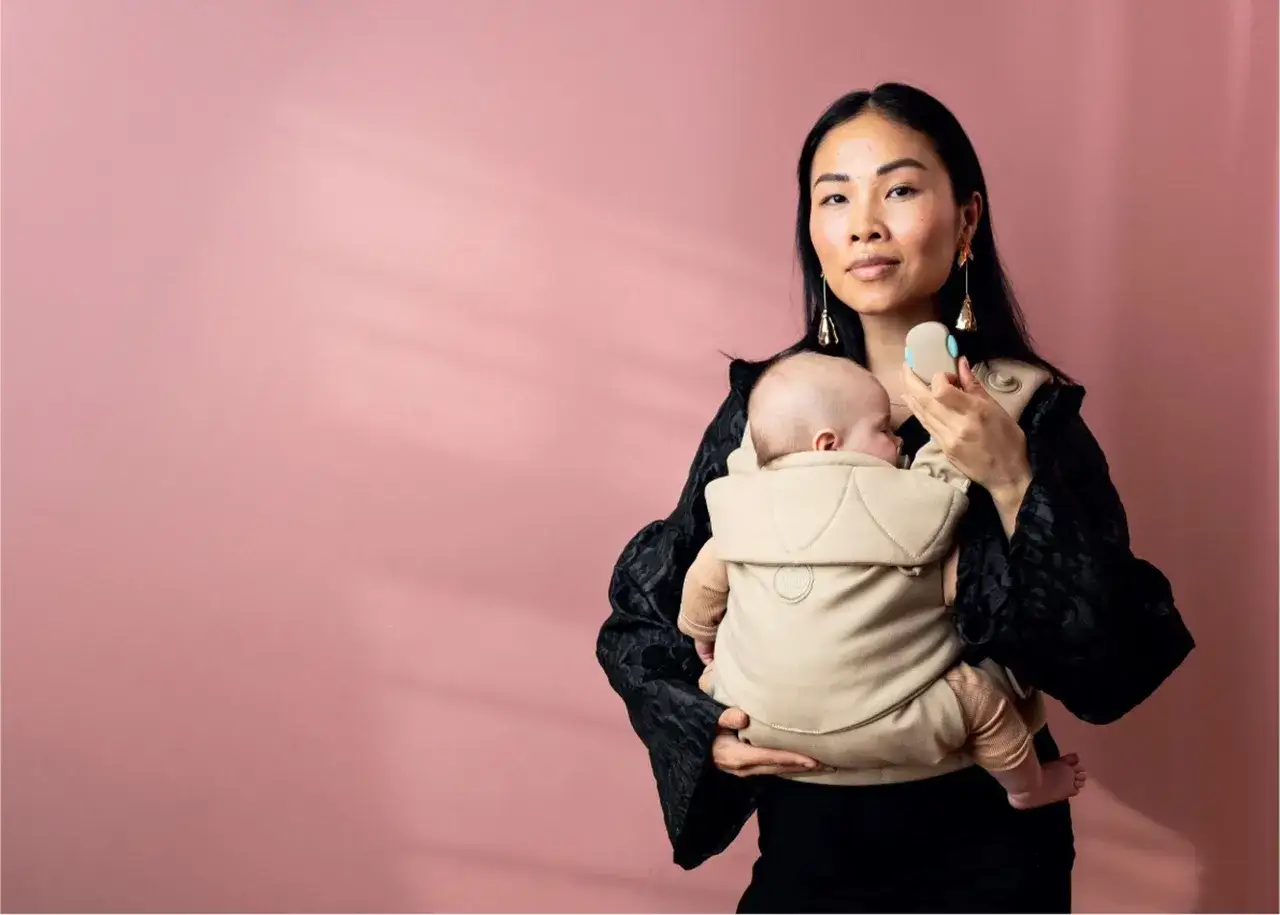 En kvinna h&aring;ller en bebis i en b&auml;rsele, som en koala baby.