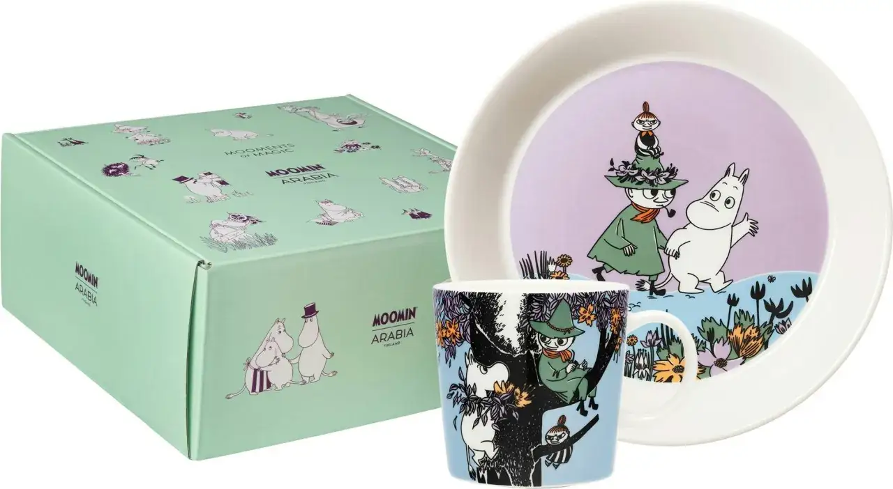 Mumin barnservis i porslin med mugg och tallrik. Lådan visar Muminfigurer i olika äventyr.