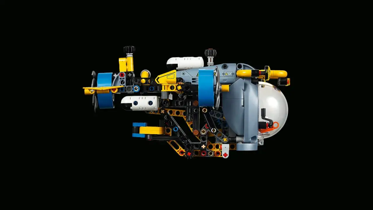 En detaljerad lego ub&aring;t med propeller, kupol och komplexa mekaniska delar.