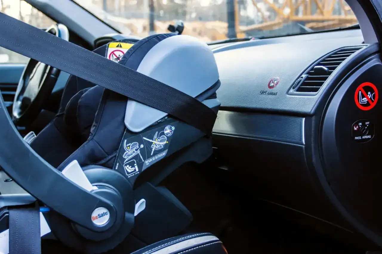 Barnsitsen är fastspänd med bilens säkerhetsbälte, redo för en säker resa. Isofix i bil är ett alternativ för extra stabilitet.